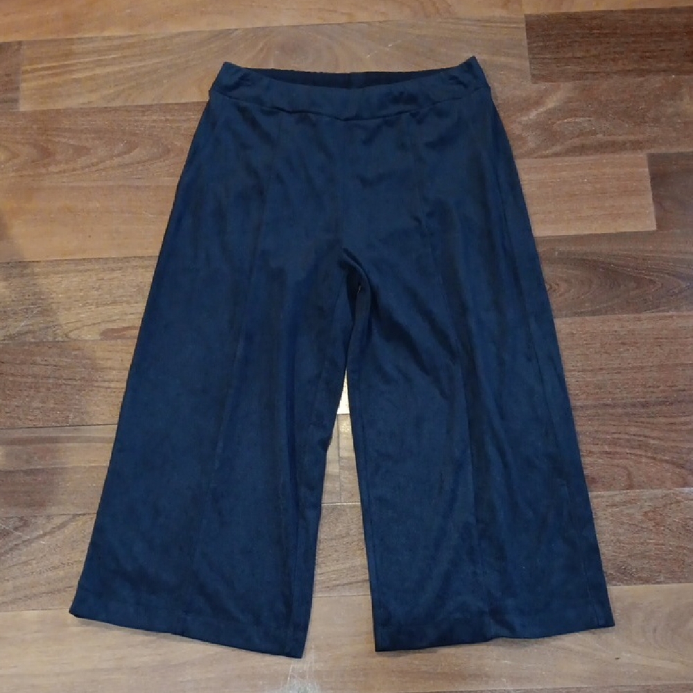 Chic Cropped Black Wide-Leg Pants